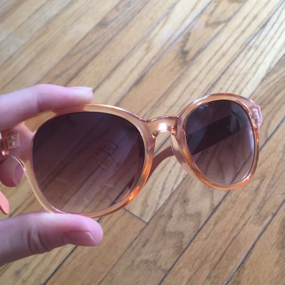 UO Clear Coral Sunglasses - Picture 2 of 4